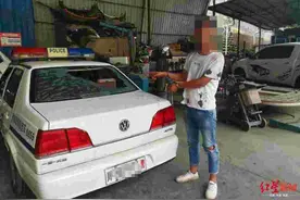 男子醉酒“耍酒疯”母亲报警后他还砸警车泄愤图片