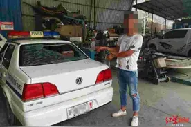 男子醉酒“耍酒疯”母亲报警后他还砸警车泄愤图片