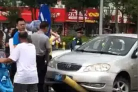 黑车拒检逃逸追尾执法车，撞行人致两伤视频封面