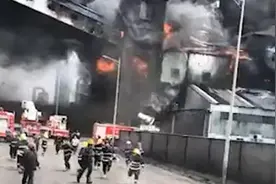 河北一煤企煤粉自燃引发大火，2死6伤视频封面