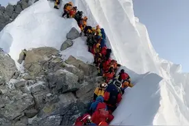 珠峰8000米大“堵车” 登山者目睹队员从自己脚下滑坠视频封面