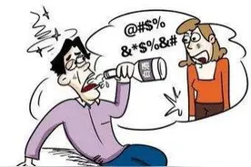 凌晨5点醉酒女子躺马路边酣睡，民警喊几次都不醒图片