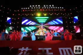 乌兰图雅“花开四季”全球巡演临夏站 三万观众大合唱图片