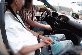 超员！司机遇查沉默不语 诚实！萌娃后排抢答立功视频封面