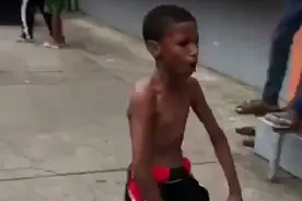 多米尼加赤足少年炫精湛球技获詹姆斯承诺赠鞋图片