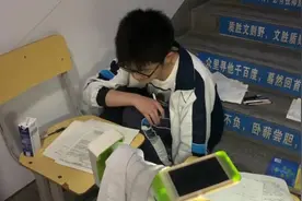 摸底成绩不理想，高三考生楼道挑灯夜战视频封面