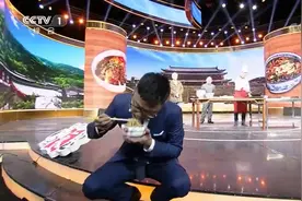 主持人展示正宗陕西人吃面方法，蹲在地上吃面？吃完还要擦碗底