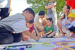 淄博八音河幼稚园举办“大手小手绘童年”涂鸦活动图片