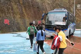 定制班车解决学生乘车难题视频封面