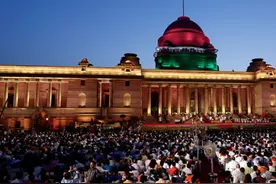 印度女议员上班穿衬衫长裤，被骂“着装巨魔”图片