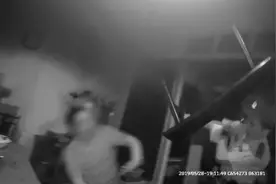 男子烧房要挟家人帮还贷，民警救火被打视频封面