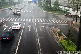 男子骑电动车闯红灯又超速 撞汽车身亡自担全责视频封面