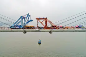航拍嘉鱼长江公路大桥顺利合龙视频封面