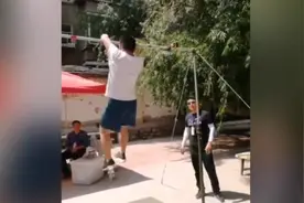 独臂男生参加中考体育，单手引体向上视频封面