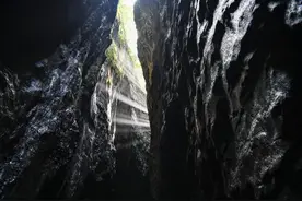 重庆武陵山大裂谷 移步换景别有洞天图片