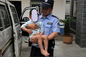 3岁幼儿穿尿不湿独自赤脚“逛马路”，民警赶到现场：咱们认识图片