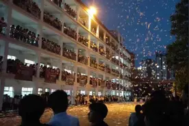 学生高考前撕试卷解压，撕完主动清扫视频封面