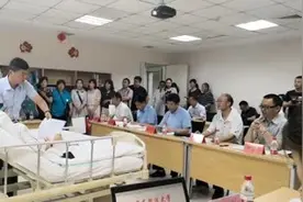 这是一场特殊的研究生论文答辩，病床上的她终于梦想成真视频封面