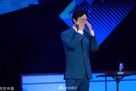费玉清内地告别演唱会哽咽飙泪 边喝水边献歌获粉丝欢呼图片