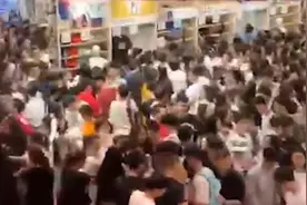 门挤破了！品牌联名款十分钟售光七百件视频封面