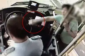 冒用公交爱心卡被识破，乘客抢夺方向盘视频封面