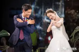 婚礼现场，新娘牵着高冷爸爸登台…新郎看完瞬间泪崩图片