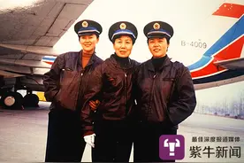【紫牛新闻】82岁“硬核奶奶”驾机重返蓝天：祖国母亲，你的蓝天女儿还能飞视频封面