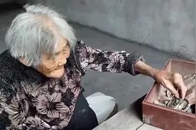 97岁老人“秀”嫁妆：一枚婚戒戴75年视频封面
