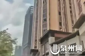 泉州：百米高空吊装玻璃意外撞碎 幸未砸到行人图片