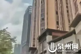 泉州：百米高空吊装玻璃意外撞碎 幸未砸到行人图片