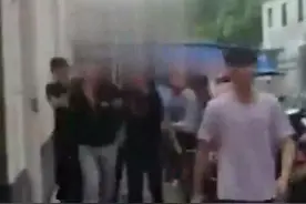 命案逃犯“酒后吐真言”暴露身份
隐居马鞍山菜市场卖鸽子长达26年视频封面