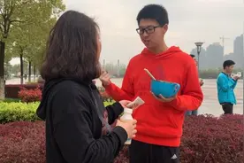 黄冈陪读妈妈们：我们在这头，家在那头视频封面