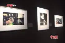 两代香港摄影大师用作品讲述香港50年变迁视频封面