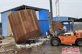 10吨大油罐藏匿工厂院内 开封祥符公安依法拆除图片