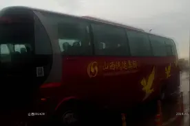 雨天致交通管制 高速交警接力护送高考监考老师至考点视频封面