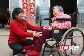 最美草坪人“刘腊莲”：尊老敬贤颂美德，常操孝道扬家风图片