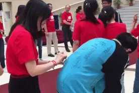 高考前 老师将不舍与期许写在了他们的校服上视频封面