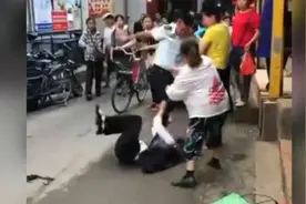 穿制服男子踢踹女摊贩，街道办：系协管视频封面