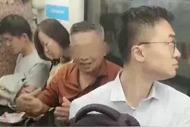 地铁里吐痰被制止 老伯不认错还怪地铁没痰盂图片