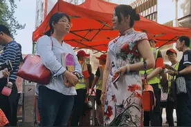 旗开得胜！八十五中考场外热情家长花式送考“旗袍妈妈”上线图片