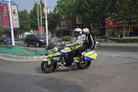 十万火急，中牟交警载着考生飞速取回准考证图片