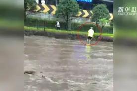 早高峰暴雨积水 辅警徒手掏下水道排险视频封面
