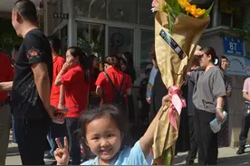 即墨5629名考生上"战场"！家长手持向日葵加油 寓意"一举夺魁"图片