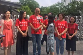 【视频】苏州2.7万余名学子今天笑迎高考  送考爷爷回忆自己60年前高考视频封面