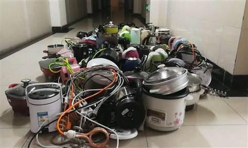 总结一下,违规电器主要分三类:一类是烧水/做饭电器,比如说热得快,电