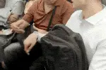 地铁1号线上吐痰被制止后，“博士生”大爷不认错还怪地铁没痰盂图片
