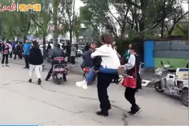 高考暖心一幕：女生腿部不便，交警背起直奔考场视频封面