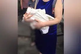 单亲妈妈独自产子，剪断脐带将婴儿抛下视频封面