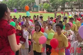 高考结束，他们开了最后一次班会，点了最后一次名图片