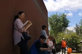 女儿高考，母亲考场外看书备考建造师视频封面